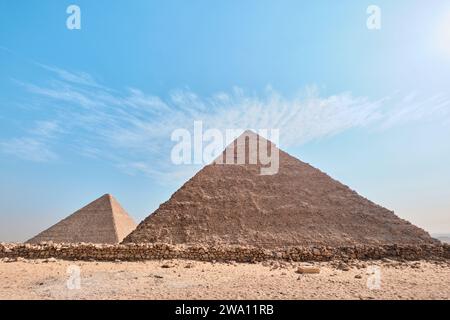 Giza, Egitto - 24 dicembre 2023: Piramide di Khafre (letta anche come Khafra, Khefren) e la grande Piramide Khufu (Cheope) nell'altopiano di Giza, il Cairo Foto Stock
