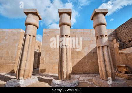 Saqqara, Egitto - 2 gennaio 2024: Colonne nella Tomba di Horemheb situate nella Necropoli di Saqqara Foto Stock