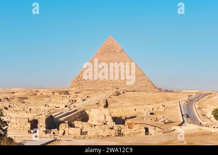 Giza, Egitto - 24 dicembre 2023: Sfinge e Piramide di Khafre (Kefren) sull'altopiano di Giza, il Cairo Foto Stock