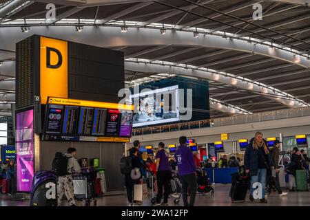 Scena affollata con persone all'interno dell'area check-in del Terminal 5 dell'aeroporto di Heathrow, aeroporto di Heathrow, Inghilterra, Regno Unito Foto Stock