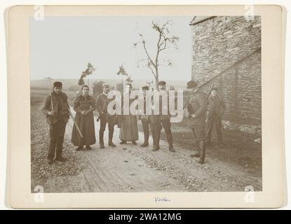 Ritratto di gruppo di cacciatori e aiutanti, tra cui un cinghiale (terzo da destra Henry Pauw van Wieldrecht), 1897 Photograph Netherlands Photographic support. cartone Foto Stock