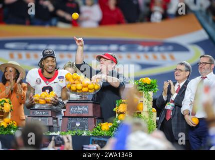 30 dicembre 2023: Presentazione dei trofei dopo il Capital One Orange Bowl tra i Bulldogs dell'Università della Georgia e i Seminoles della Florida State University all'Hard Rock Stadium di Miami Gardens, Florida. Ron Lane/CSM Foto Stock