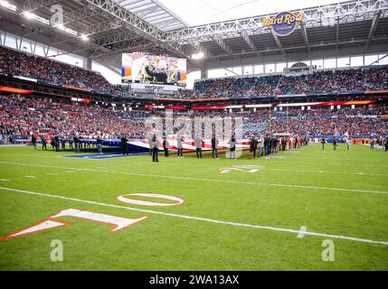 30 dicembre 2023: Grandi bandiere americane vengono svelate sul campo durante la pre-partita del Capital One Orange Bowl tra i Bulldogs della University of Georgia e i Seminoles della Florida State University all'Hard Rock Stadium di Miami Gardens, Florida. Ron Lane/CSM Foto Stock