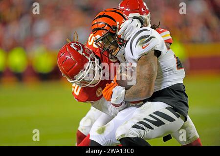 Kansas City, Stati Uniti. 31 dicembre 2023. La safety dei Kansas City Chiefs Justin Reid (20) colpì il running back dei Cincinnati Bengals Joe Mixon (28) nel quarto periodo all'Arrowhead Stadium di Kansas City, Missouri, domenica 31 dicembre 2023. I Chiefs sconfissero i Bengals 25-17. Foto di Jon Robichaud/UPI credito: UPI/Alamy Live News Foto Stock