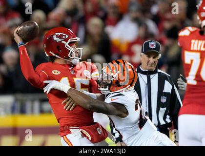 Kansas City, Stati Uniti. 31 dicembre 2023. La safety dei Cincinnati Bengals Dax Hill (23) applica pressione al quarterback dei Kansas City Chiefs Patrick Mahomes (15) nel quarto quarto trimestre all'Arrowhead Stadium di Kansas City, Missouri, domenica 31 dicembre 2023. I Chiefs sconfissero i Bengals 25-17. Foto di Jon Robichaud/UPI credito: UPI/Alamy Live News Foto Stock