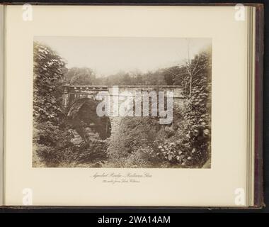 Aqueduct Bridge - Ballewan Glen, 35 km circa da Loch Katrine, T. & R. Annan & Sons, c. 1879 - in o prima del 1889 Photograph Stirling Photographic support Albumen print Aqueduct ( fornitura di acqua). dale, valley Foto Stock