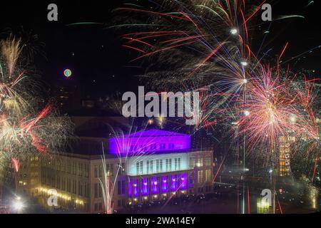 Lipsia - Dutzende Menschen auf dem Augustusplatz starten mit Feuerwerk ins Jahr 2024: Ein kind verletzt 01.01.2024, 0 Uhr Leipzig, Augustusplatz Fotograf: EHL Media/Björn Stach Auf dem Augustusplatz a Lipsia an der Oper und dem Gewandhaus sind mehrere Dutzende r Menschen Jartegestins neaheinsk. Es wurde zahlreich Feuerwerk gezündet. Nach ersten Angaben der Polizei wurde ein kind durch Feuerwerk auf dem Augustusplatz verletzt. Zum Grad der Verletzungen gab es zunächst keine Information. Lipsia Sachsen Deutschland *** Lipsia decine di persone ad Augustusplatz iniziano l'anno 2024 con Foto Stock