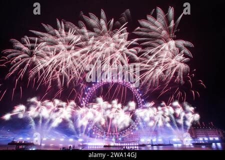 Londra, Regno Unito. 1 gennaio 2024. , . Spettacolo pirotecnico di Capodanno sul Tamigi, Londra credito: andrew parsons/Alamy Live News Credit: andrew parsons/Alamy Live News Foto Stock