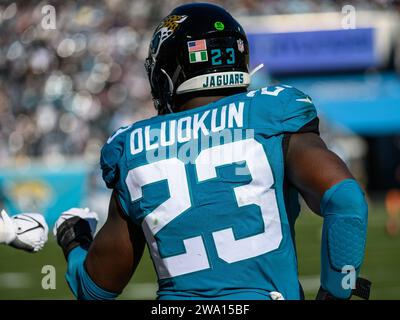 Jacksonville, Florida, USA. 31 dicembre 2023. Il linebacker dei Jacksonville Jaguars Foyesade Oluokun (23) in una gara contro i Carolina Panthers a Jacksonville, Florida. Romeo T Guzman/Cal Sport Media/Alamy Live News Foto Stock