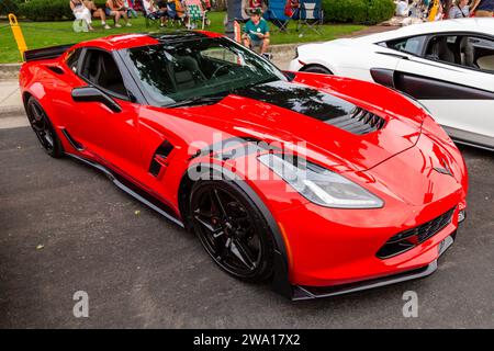 Questa Chevrolet C7 Corvette Grand Sport rossa è in mostra come parte del Fast and Fabulous Car Show nel centro di Auburn, Indiana, Stati Uniti. Foto Stock