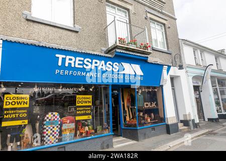 Fowey Cornwall, il negozio di abbigliamento all'aperto Trespass nel centro di Fowey sta chiudendo e tutto deve essere venduto,Inghilterra,Regno Unito,2023 Foto Stock