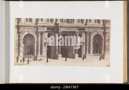 Piano terra del Pavillon Sully nel Palais du Louvre, c. 1857 Fotografia parte di Réunion des Tuileries au Louvre 1852-1857, album 2. Giornale di Parigi. supporto fotografico, stampa salata, esposizione permanente, museo. facciata (di casa o edificio). Cancello d'ingresso al Palais du Louvre. Tuilerieënpaleis. Museo del Louvre. Parigi Foto Stock