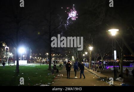 Colonia, Germania. 1 gennaio 2024. Fuochi d'artificio bruciati si trovano nel mercato del pesce nel centro della città mentre i fuochi d'artificio sono in funzione. Secondo la polizia, la vigilia di Capodanno a Colonia è morta senza incidenti gravi. Credito: Sascha Thelen/dpa/Alamy Live News Foto Stock