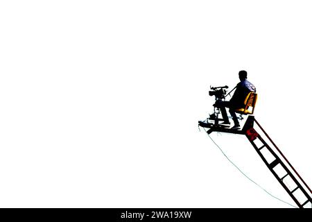 Un operatore della fotografia che acquisisce video dall'alto su sfondo bianco isolato Foto Stock