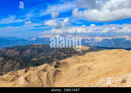 Vista delle montagne del Tauro dalla cima della montagna Tahtali vicino a Kemer, provincia di Antalya in Turchia Foto Stock