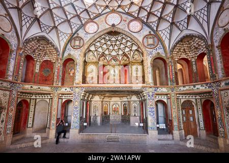 Sala principale riccamente decorata in Borujerdi House, tradizionale casa persiana ricca costruita nel 1857. Kashan, Iran. Foto Stock