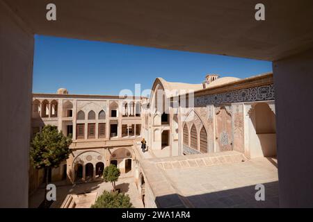 Vista sopraelevata della Casa Abbasi, tradizionale casa persiana ricca costruita nel 1823. Kashan, Iran. Foto Stock