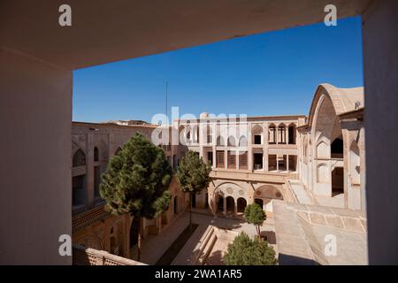 Vista elevata del cortile della casa Abbasi, tradizionale casa persiana costruita nel 1823. Kashan, Iran. Foto Stock