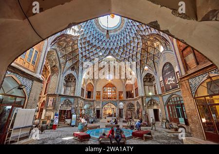 Vista interna dell'Aminoddole Caravanserai, struttura storica nel Gran Bazar di Kashan, Iran. Foto Stock