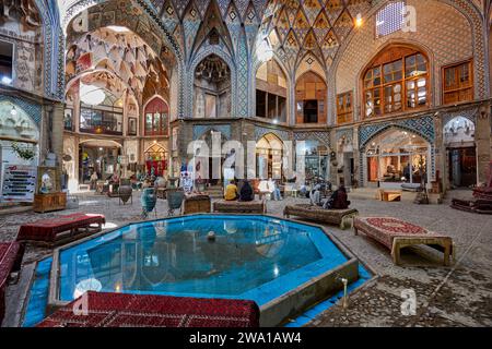 Fontana nel centro dell'Aminoddole Caravanserai, struttura storica nel Gran Bazar di Kashan, Iran. Foto Stock