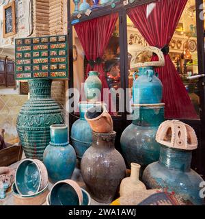 Una selezione di ceramiche fatte a mano esposte presso il negozio di Aminoddole Caravanserai, struttura storica nel Gran Bazar di Kashan, Iran. Foto Stock