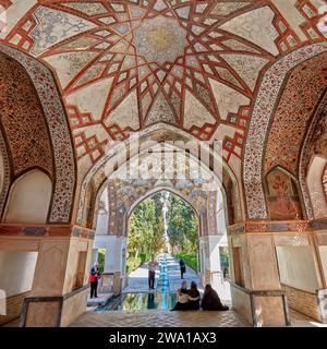 Soffitto elaborato del Padiglione Qajar nel Giardino fin (Bagh-e fin), il più antico (1590) giardino persiano esistente in Iran. Kashan, Iran. Foto Stock