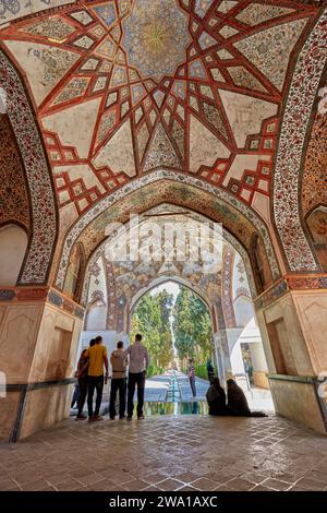 Turisti nel Padiglione Qajar nel Giardino fin (Bagh-e fin), il più antico (1590) giardino persiano in Iran e sito patrimonio dell'umanità dell'UNESCO. Kashan, Iran. Foto Stock