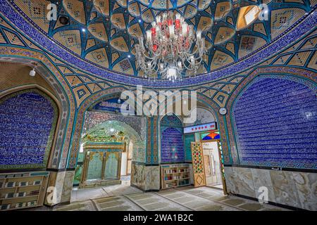 Vista interna del Santuario Imamzadeh Mohammed Helal decorato con cura con calligrafia islamica e mosaici a specchio (aina-kari). Aran o Bidgol, Iran. Foto Stock