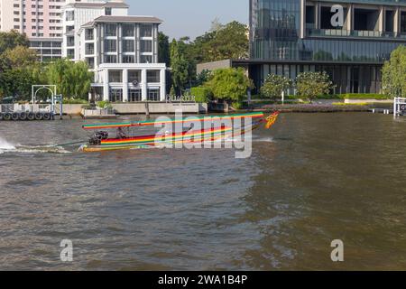 Un taxi fluviale dai colori vivaci che trasporta turisti sul fiume Chao Phraya a Bangkok, Thailandia. Foto Stock