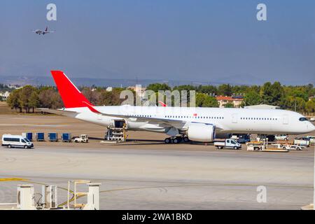 Aeroporto affollato con aerei e veicoli di servizio ad Antalya, Turchia Foto Stock