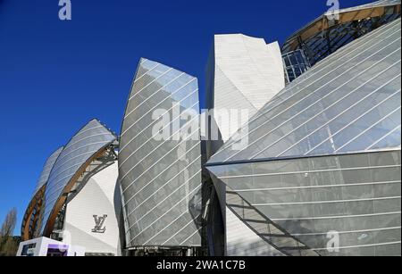 Vista laterale alla Fondazione Louis Vuitton, Parigi Foto Stock