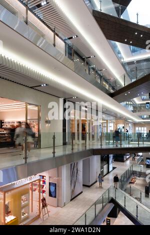 All'interno dell'Emporium Melbourne, un lussuoso centro commerciale con negozi di punta su sette piani all'angolo tra Lonsdale e Swanston Street a Melbo Foto Stock