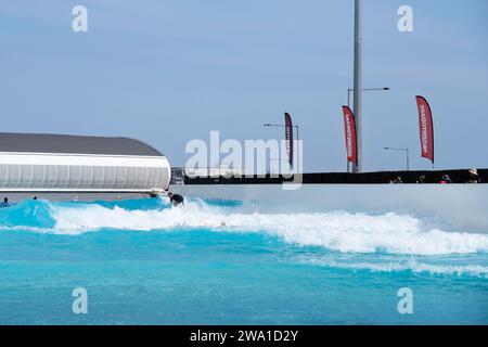 Urbnsurf è la prima piscina commerciale a onde dell'Australia, un parco urbano per il surf, ideale per professionisti e principianti, vicino all'aeroporto di Melbourne a Tullamarine Foto Stock