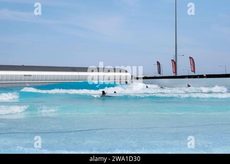 Urbnsurf è la prima piscina commerciale a onde dell'Australia, un parco urbano per il surf, ideale per professionisti e principianti, vicino all'aeroporto di Melbourne a Tullamarine Foto Stock