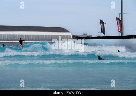 Urbnsurf è la prima piscina commerciale a onde dell'Australia, un parco urbano per il surf, ideale per professionisti e principianti, vicino all'aeroporto di Melbourne a Tullamarine Foto Stock