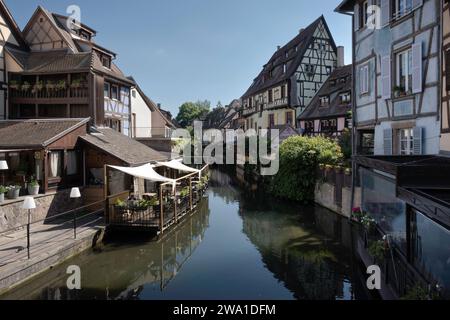 Splendida vista sulla storica città di Colmar, conosciuta anche come la piccola Venezia. I turisti possono fare una gita in barca passando davanti alle tradizionali case colorate Foto Stock