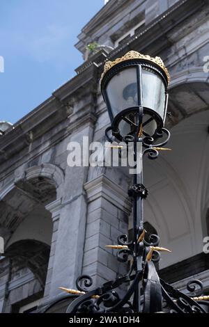 Lanterna di vetro splendidamente decorata su un palo di ferro nero con elementi dorati davanti all'ingresso del municipio sul Markt di Maastricht Foto Stock