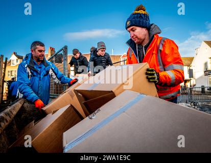 Costruire il tradizionale falò Biggar hogmanay nel Lanarkshire meridionale, in Scozia. Il fuoco viene acceso a hogmanay (Capodanno) di fronte a larg Foto Stock