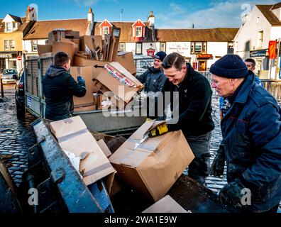 Costruire il tradizionale falò Biggar hogmanay nel Lanarkshire meridionale, in Scozia. Il fuoco viene acceso a hogmanay (Capodanno) di fronte a larg Foto Stock