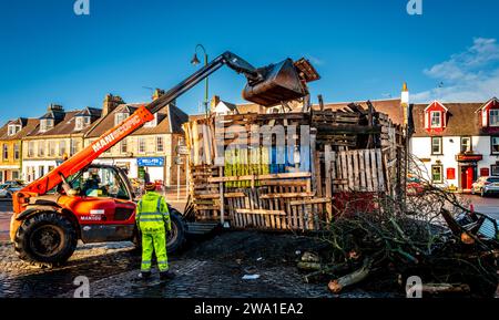 Costruire il tradizionale falò Biggar hogmanay nel Lanarkshire meridionale, in Scozia. Il fuoco viene acceso a hogmanay (Capodanno) di fronte a larg Foto Stock