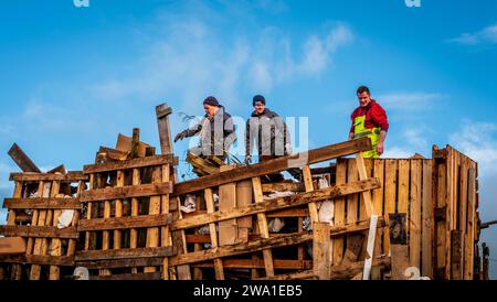 Costruire il tradizionale falò Biggar hogmanay nel Lanarkshire meridionale, in Scozia. Il fuoco viene acceso a hogmanay (Capodanno) di fronte a larg Foto Stock