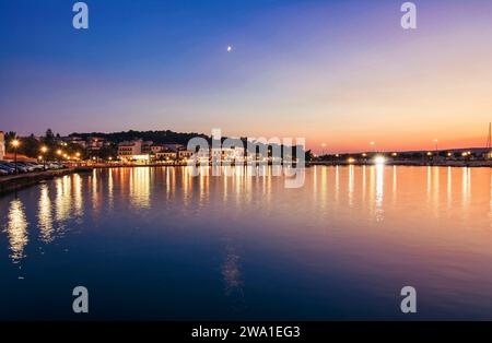 Vista panoramica della famosa città costiera di Pylos. E' una delle destinazioni turistiche piu' popolari nel Peloponneso, Grecia, situata in Messenia pref Foto Stock