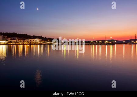 Vista panoramica della famosa città costiera di Pylos. E' una delle destinazioni turistiche piu' popolari nel Peloponneso, Grecia, situata in Messenia pref Foto Stock