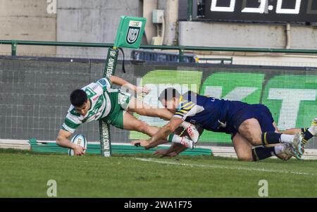 Treviso, Italia. 30 dicembre 2023. Tomas Albornoz Try durante Benetton Treviso vs Zebre Parma, United Rugby Championship match a Treviso, Italia, dicembre 30 2023 crediti: Agenzia fotografica indipendente/Alamy Live News Foto Stock