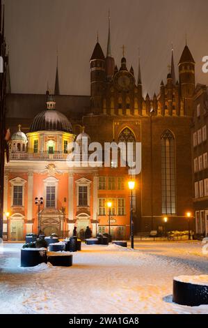 2023-02-04; inverno. Vista della Basilica di San Mary di notte. Danzica, Polonia Foto Stock