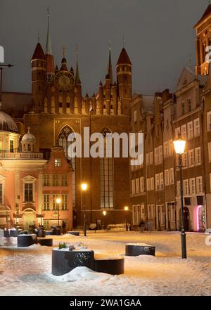 2023-02-04; inverno. Vista della Basilica di San Mary di notte. Danzica, Polonia Foto Stock