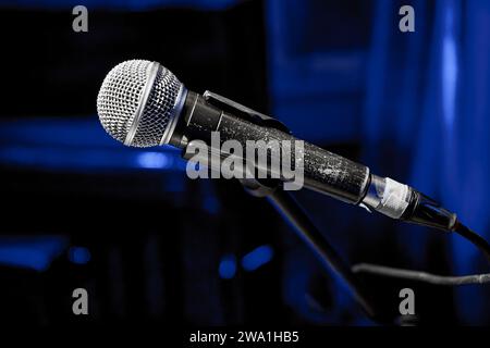 Microfono dinamico su supporto da tavolo con treppiede e spugna protettiva  Foto stock - Alamy