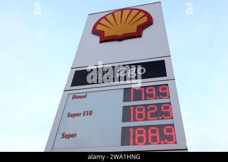 Shell Tankstelle a Siegen. Der Sprit ist wieder deutlich teurer die Spritpreise haben am Neujahrsmorgen deutlich angezogen. Muore liegt unter anderem un dem dem CO2-Preis. Dieser ist auf 45 Euro pro tonne angestiegen. 2023 lag er noch bei 30 Euro pro tonne. Tankstelle, Spritpreise AM 01.01.2024 a Siegen/Deutschland. *** Stazione di servizio Shell a Siegen Fuel è significativamente più costoso di nuovo i prezzi del carburante sono aumentati significativamente la mattina di Capodanno questo è in parte dovuto al prezzo CO2 questo è salito a 45 euro per tonnellata nel 2023 era ancora 30 euro per tonnellata stazione di servizio, prezzi del carburante su 0 Foto Stock