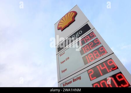 Shell Tankstelle a Siegen. Der Sprit ist wieder deutlich teurer die Spritpreise haben am Neujahrsmorgen deutlich angezogen. Muore liegt unter anderem un dem dem CO2-Preis. Dieser ist auf 45 Euro pro tonne angestiegen. 2023 lag er noch bei 30 Euro pro tonne. Tankstelle, Spritpreise AM 01.01.2024 a Siegen/Deutschland. *** Stazione di servizio Shell a Siegen Fuel è significativamente più costoso di nuovo i prezzi del carburante sono aumentati significativamente la mattina di Capodanno questo è in parte dovuto al prezzo CO2 questo è salito a 45 euro per tonnellata nel 2023 era ancora 30 euro per tonnellata stazione di servizio, prezzi del carburante su 0 Foto Stock