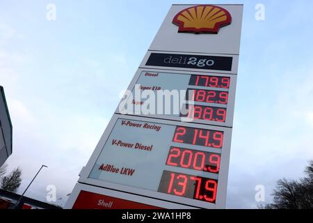 Shell Tankstelle a Siegen. Der Sprit ist wieder deutlich teurer die Spritpreise haben am Neujahrsmorgen deutlich angezogen. Muore liegt unter anderem un dem dem CO2-Preis. Dieser ist auf 45 Euro pro tonne angestiegen. 2023 lag er noch bei 30 Euro pro tonne. Tankstelle, Spritpreise AM 01.01.2024 a Siegen/Deutschland. *** Stazione di servizio Shell a Siegen Fuel è significativamente più costoso di nuovo i prezzi del carburante sono aumentati significativamente la mattina di Capodanno questo è in parte dovuto al prezzo CO2 questo è salito a 45 euro per tonnellata nel 2023 era ancora 30 euro per tonnellata stazione di servizio, prezzi del carburante su 0 Foto Stock